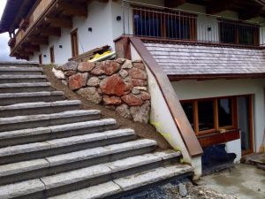 Steinmauer und Stufen