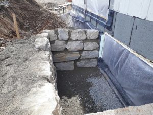 Lichthof mit Steinmauer