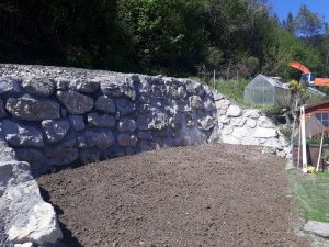Steinmauer in Beton versetzt